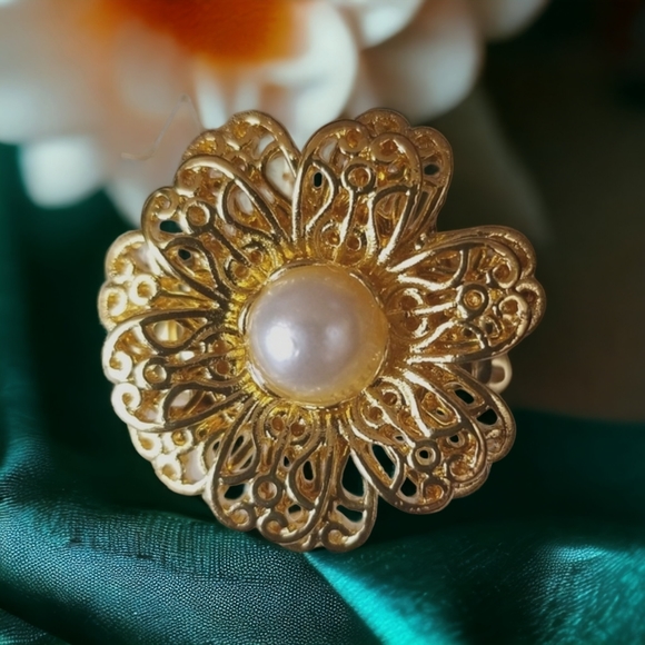 NWT Amrita Singh Faux Pearl Gold Tone Filigree Flower Stretch Band Ring One Size - Picture 1 of 15